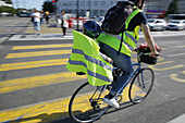 Frankreich,Nantes,44,Erwachsener und Kind mit gelben Westen fahren mit dem Fahrrad