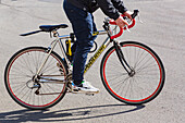 Frankreich,Nantes,44,Nahaufnahme des Fahrrads und der Beine eines Radfahrers.