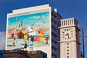 Frankreich,Les Sables d'Olonne,85,Wandgemälde an einem Gebäude auf der Remblai, das ein Gemälde von Albert Marquet darstellt, "Sommer, der Strand von Sables d'Olonne". Schöpfer: Citecreation, Mai 2021. Rechts: die Uhr am Deich.