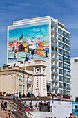 Frankreich,Les Sables d'Olonne,85,Wandgemälde auf einem Remblei-Gebäude, das ein Gemälde von Albert Marquet darstellt, "Sommer, der Strand von Sables d'Olonne". Urheber: Citecreation,Mai 2021;