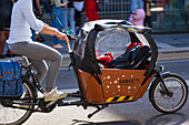 Frankreich, Nantes, 44, Cours des 50 Otages, Fahrradverkehr. Eine Mutter fährt ein elektrisches Lastenfahrrad, Juni 2021.