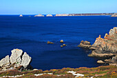 Frankreich,Bretagne,Departement Finistere (29),Halbinsel Crozon,Crozon, Pointe de Dinan,im Hintergrund Pointe de Pen Hir und der Tas de Pois