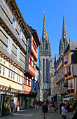 Frankreich,Bretagne,Departement Finistere (29),Quimper,Straße und Kathedrale Kereon