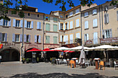 Frankreich,Auvergne Rhone Alpes,Drome department (26),Nyons,Arcades square