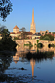 Frankreich,Nouvelle Aquitaine,Vienne department,Saint Savin abbey (Unesco worl heritage) and Gartempe river