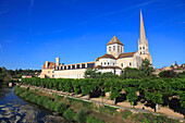 Frankreich,Nouvelle Aquitaine,Vienne department,Saint Savin abbey (Unesco worl heritage) and Gartempe river