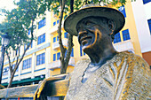 Usa,Puerto Rico,San Juan. Statue des Puerto Ricanischen Komponisten Catalino „Tite“ Curet Alonso in der Plaza de Armas.