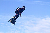 Erfolgreiche Überquerung des Ärmelkanals am 04.08.2019 durch Franky Zapata, den Mann, der mit seinem Flyboard fliegt. Mit Chrystel Zapata