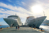 Karibik,Sint Maarten,Kreuzfahrtschiffe im Hafen. Philipsburg