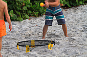 Usa,Spikeball oder Rundnetz am Strand von Florida