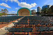 Vereinigte Staaten, Floride, Orlando. Eola-See-Park. Walt Disney Amphitheater