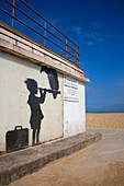 Frankreich,Hauts de France,Pas de Calais. Calais,Strand. Mädchen mit Teleskop von Banksy