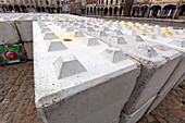 Concrete block stackable against terrorism