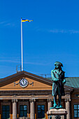 Europa, Skandinavien, Schweden. Karlskrona. Statue des schwedischen Königs Karl XI (1655-1697) auf dem Stortorget-Platz