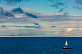 Europa, Skandinavien, Schweden. Skanien. Malmoe. Vaestra Hamnen Leuchtturm.Øresundbrücke