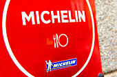 Michelin-Plakette an der Fassade eines Restaurants