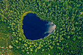 Europa,Skandinavien,Schweden. Herzförmiger See (natürliche Form, nicht retuschiert)