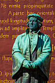 Europa,Skandinavien,Schweden. Stockholm. Stadtteil Gamla Stan. Statue des Schriftstellers Olaus Petri von Theodor Lundberg. Storkyrkan-Kathedrale