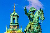 Europa,Skandinavien,Schweden. Stockholm. Statue von Karl XIV. John am Slussplan. Stadtteil Gamla Stan. Die Kathedrale Storkyrkan. Königlicher Palast