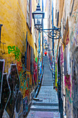 Europa,Skandinavien,Schweden. Stockholm. Straßenkunst in einer schmalen Straße in der Altstadt... Straßenkunst in einer schmalen Gasse in der Altstadt.