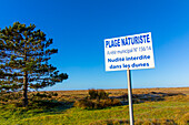 Frankreich,Manche,Cotentin. Agon-Coutainville, Pointe d'Agon. Hinweisschild auf den FKK-Strand