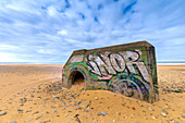 Frankreich,Manche,Cotentin. Straßenkunst am Blockhaus. Strand von Biville