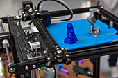 3D-Drucker in einem FabLab. Gemeinsame Arbeit