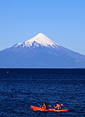 Chile,Seenplatte,Puerto Varas,Llanquihue-See,Vulkan Osorno,Kajak,Menschen,