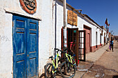 Chile,Antofagasta Region,San Pedro de Atacama,Straßenszene,Geschäfte,Häuser,