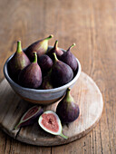 Fresh figs in shell and sliced