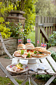Britisches Picknick mit Sandwiches und Krabbencocktail