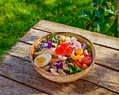 Niçoise salad with eggs and tuna