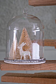 Winterdeko: Glasglocke mit Miniatur-Rentier und Tannenbäumchen