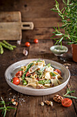 Pasta with asparagus, tomatoes and walnuts