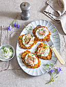 Kartoffelrösti mit Kräuterquark und Räucherforelle