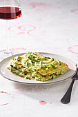 Lasagne mit Zucchiniblüten, Primosale, Zucchini und Basilikum