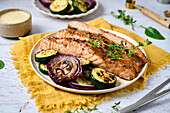 Gegrillter Lachs mit Zucchini und roten Zwiebeln