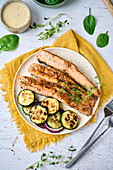 Gegrillter Lachs mit Zucchini und roten Zwiebeln