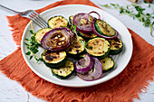 Grilled courgettes and onions with herbs