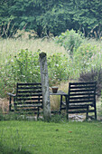 Rustikale Gartenmöbel aus Holz im wilden Naturgarten