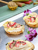 Crostini with brie, rhubarb, honey and thyme