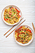 Chow Mein mit Hähnchen und Gemüse