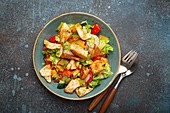 Fattoush-Salat mit Pita-Croûtons und Gemüse