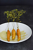 Honey carrots from the oven with camomile flowers