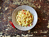 Spaghetti salad with pointed cabbage and pepperoni