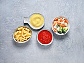 Makkaroni mit Tomatensoße und Gemüse-Beilagen