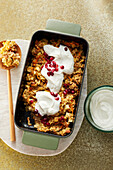 Gebackenes Möhren-Apfel-Oatmeal mit Joghurt