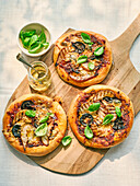 Mini pizzas with pear, gorgonzola and black walnuts