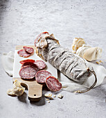 Sopressa (italienische Salami) ganz und aufgeschnitten