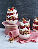 Layered dessert with speculoos, raspberries and cream